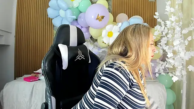 Danna topless online show from 10, 4, 2026