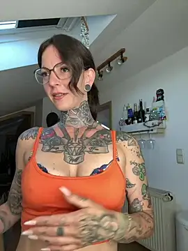 Snapshot of BrownieyQueen chatting on 19, 6, 2026 BrownieyQueen online show from 19, 6, 2026