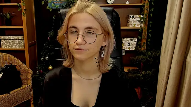 Moon13152 online show from 12, 12, 2024