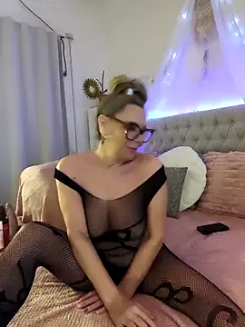 lolavalecuatro online show from 15, 9, 2025