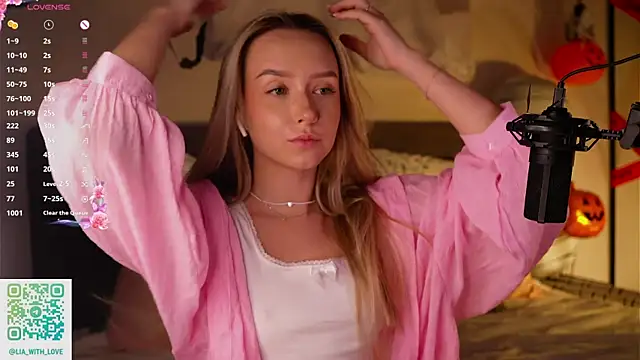 HollisBeckett online show from 29, 10, 2025