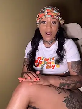 CrownedNyaries online show from 22, 2, 2025