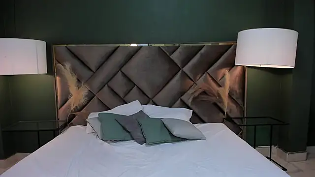 Mia Elowen online show from 10, 3, 2025