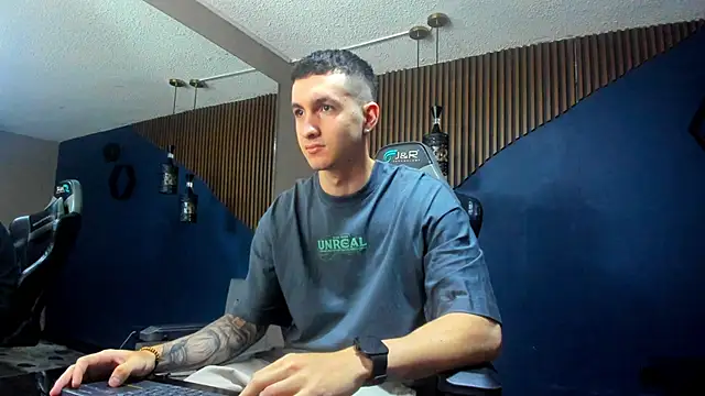 JacksonOlsenn online show from 28, 1, 2025