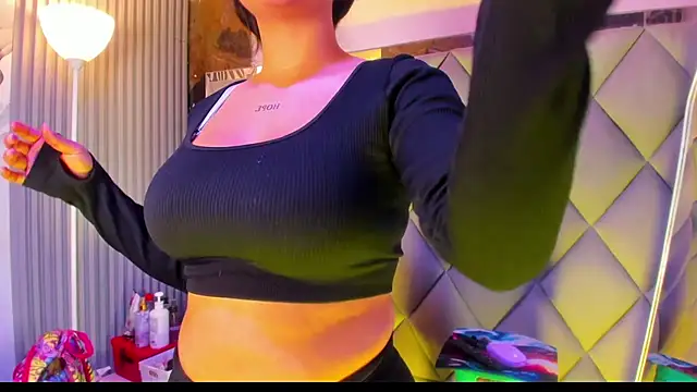 Snapshot of venusowen_ chatting on 2, 3, 2026 venusowen online show from 2, 3, 2026