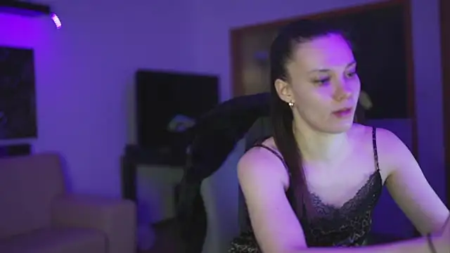StephanieNeeson online show from 28, 2, 2025
