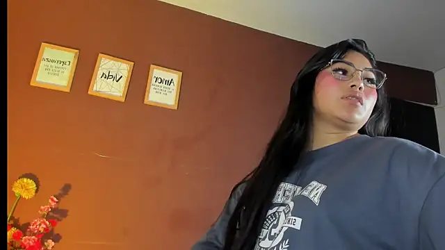 Little Ivy online show from 18, 11, 2025