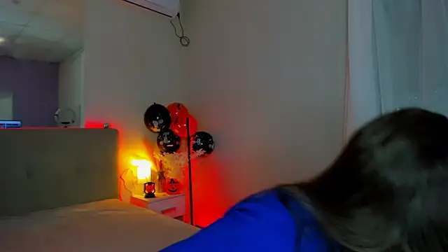 Laura Leee online show from 1, 11, 2025