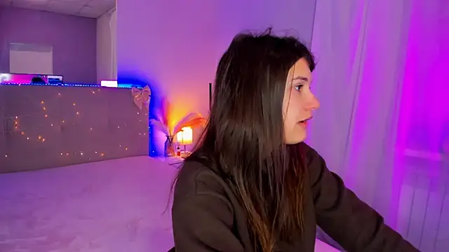 Laura Leee online show from 9, 4, 2026