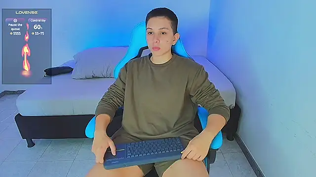 Snapshot of aron_wi chatting on 12, 1, 2025 aron wi online show from 12, 1, 2025