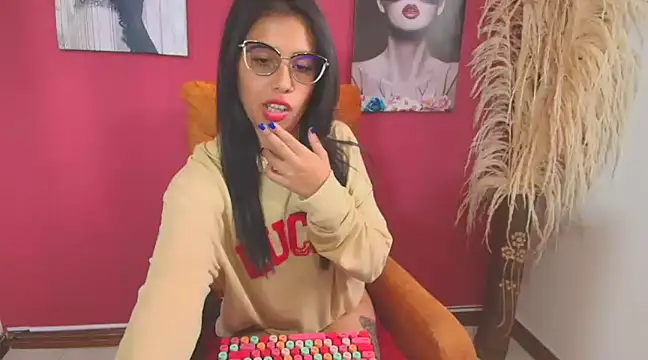 Snapshot of PaolaMendez_ chatting on 4, 3, 2025 PaolaMendez online show from 4, 3, 2025
