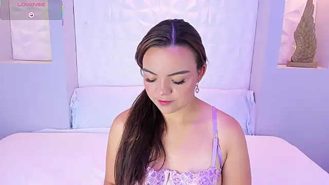 EmilyRouss  online show from 4, 11, 2025