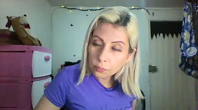 Snapshot of alixia81 chatting on 5, 12, 2024 alixia81 online show from 5, 12, 2024