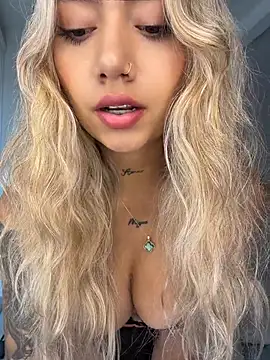 amanda-medrano1 online show from 23, 7, 2026