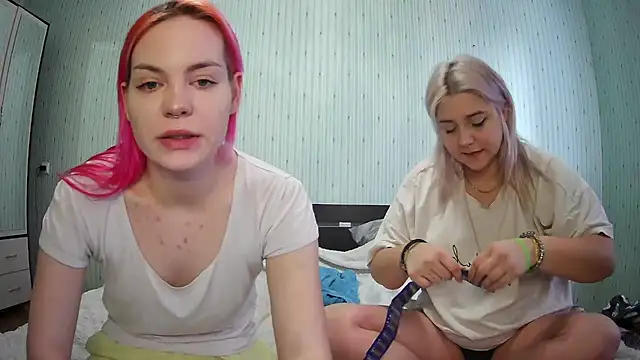 Snapshot of ChrisGirls chatting on 4, 1, 2025 ChrisGirls online show from 4, 1, 2025