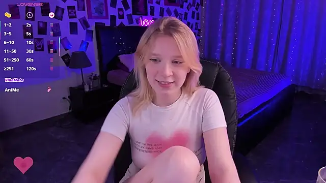 Snapshot of KarambaMoon chatting on 7, 3, 2025 KarambaMoon online show from 7, 3, 2025
