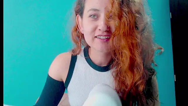 Snapshot of zoe_jones3 chatting on 25, 2, 2025 zoe jones3 online show from 25, 2, 2025