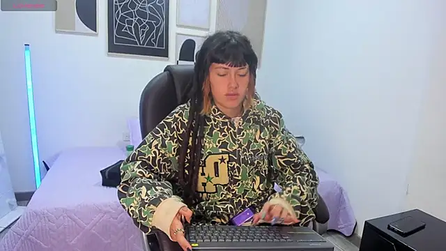 Snapshot of _sharlotte777 chatting on 22, 11, 2025 sharlotte777 online show from 22, 11, 2025