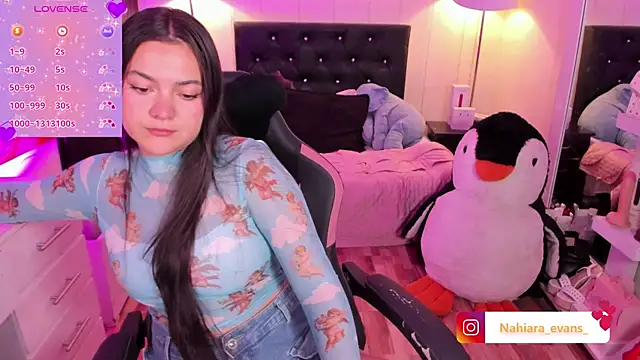 NahiaraEvans  online show from 5, 4, 2026