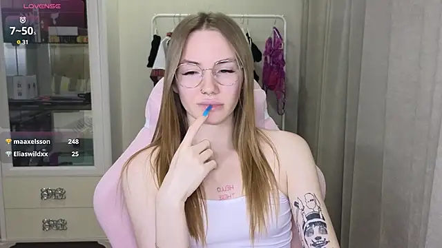 Snapshot of littlevildevil chatting on 11, 2, 2025 littlevildevil online show from 11, 2, 2025