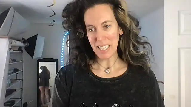 Snapshot of BonfireBonnie chatting on 14, 1, 2025 BonfireBonnie online show from 14, 1, 2025