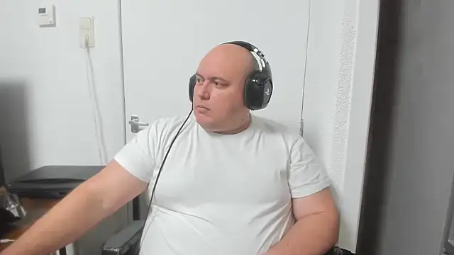 Snapshot of BigromeoXX chatting on 27, 12, 2024 BigromeoXX online show from 27, 12, 2024