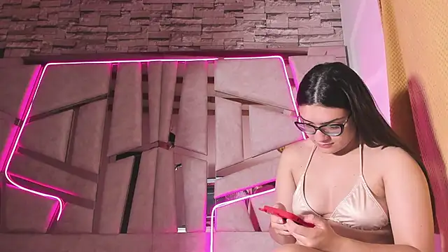 mia and austin online show from 15, 11, 2025