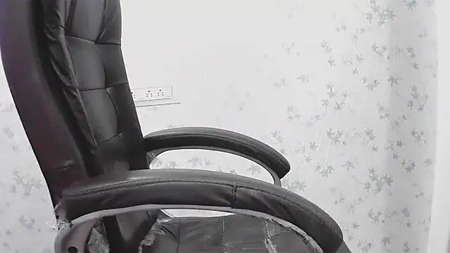 collage hoty online show from 4, 2, 2026