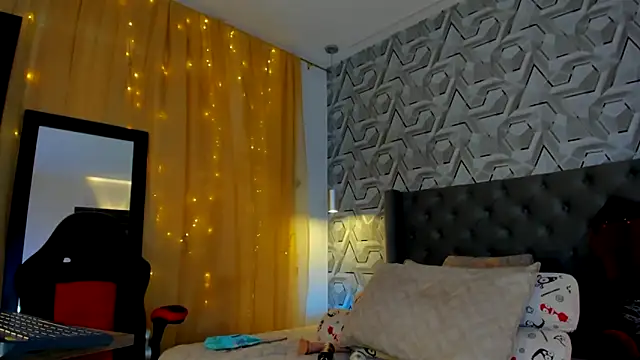 Sophiee Hill online show from 12, 9, 2025