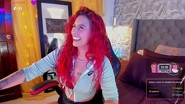 Sophiee Hill online show from 17, 9, 2025