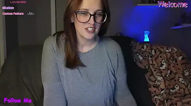 Snapshot of TheBustyHouseWife chatting on 4, 3, 2025 TheBustyHouseWife online show from 4, 3, 2025