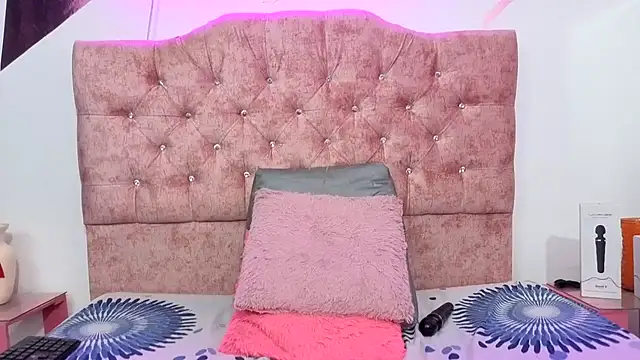 Kitten Hot  online show from 28, 10, 2025