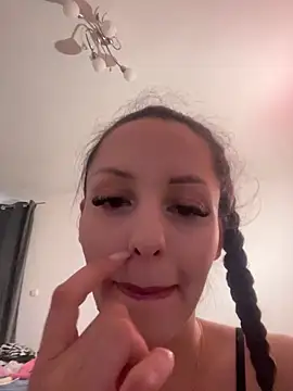 Snapshot of Chiara0102 chatting on 9, 6, 2026 Chiara0102 online show from 9, 6, 2026