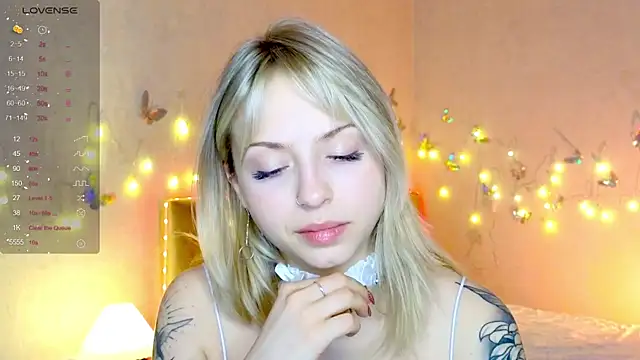 Snapshot of lavenderluxe chatting on 4, 1, 2025 lavenderluxe online show from 4, 1, 2025