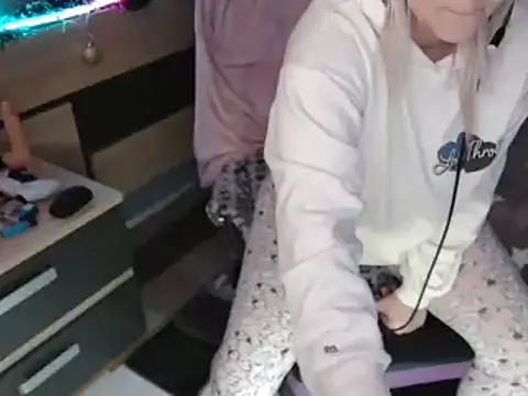 LaRa forU online show from 5, 1, 2025