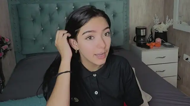 Snapshot of Marcelaa_fox chatting on 28, 4, 2026 Marcelaa fox online show from 28, 4, 2026