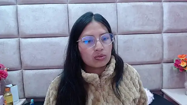 Miaa Smiith  online show from 3, 1, 2025