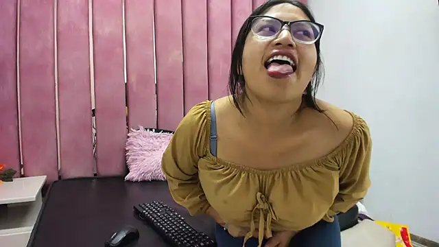 Miaa Smiith  online show from 28, 11, 2025