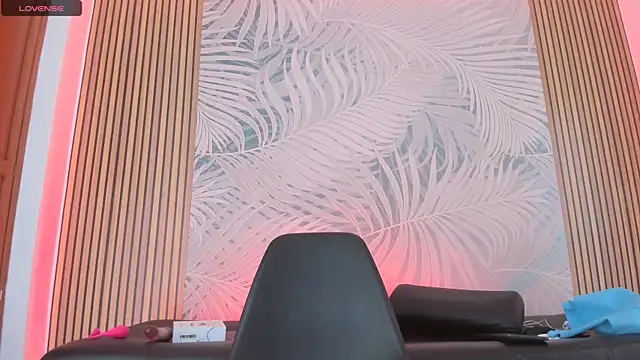 Snapshot of LauraRossi_Nova chatting on 13, 2, 2025 LauraRossi Nova online show from 13, 2, 2025