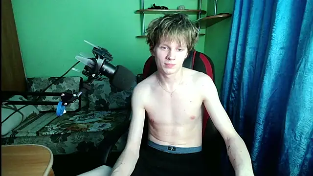 Snapshot of fameboyboo chatting on 4, 12, 2025 fameboyboo online show from 4, 12, 2025