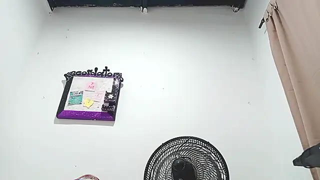 PetiteIvoryQueen19 online show from 11, 3, 2025