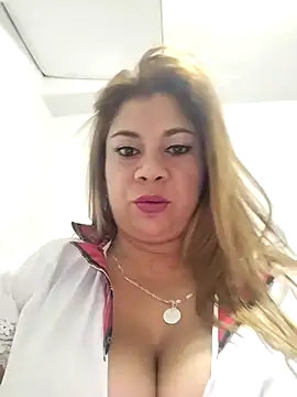 Snapshot of Laura-Hernandez chatting on 5, 3, 2025 Laura-Hernandez online show from 5, 3, 2025