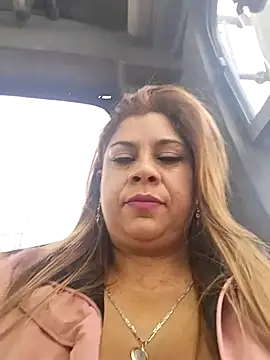 Snapshot of Laura-Hernandez chatting on 5, 3, 2025 Laura-Hernandez online show from 5, 3, 2025