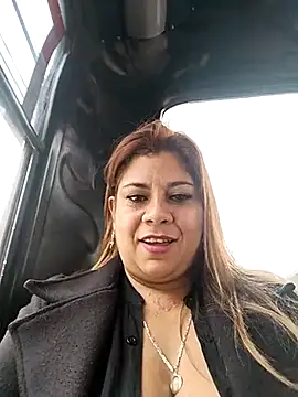 Snapshot of Laura-Hernandez chatting on 6, 3, 2025 Laura-Hernandez online show from 6, 3, 2025