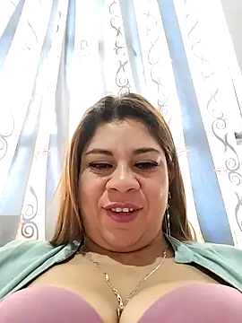 Snapshot of Laura-Hernandez chatting on 24, 9, 2025 Laura-Hernandez online show from 24, 9, 2025
