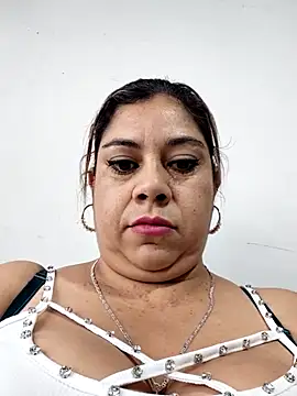 Snapshot of Laura-Hernandez chatting on 10, 2, 2026 Laura-Hernandez online show from 10, 2, 2026