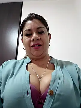 Snapshot of Laura-Hernandez chatting on 6, 5, 2026 Laura-Hernandez online show from 6, 5, 2026