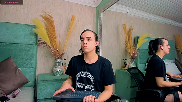 Snapshot of JustinePerry chatting on 12, 10, 2025 JustinePerry online show from 12, 10, 2025