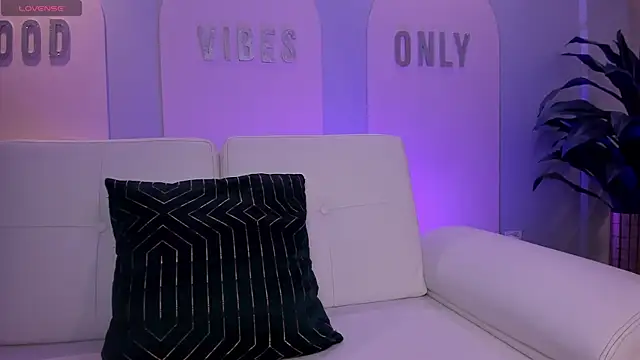 StacyWoods online show from 9, 4, 2026