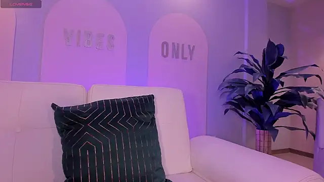 StacyWoods online show from 11, 4, 2026